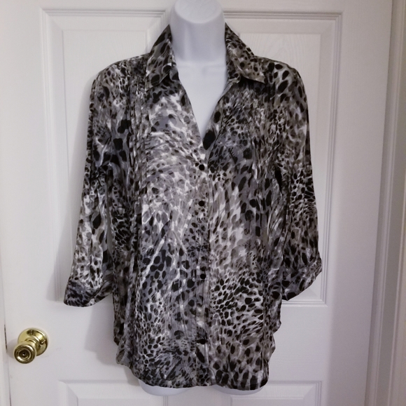 Gloria Vanderbilt Animal Print Button Down… - Picture 4 of 6